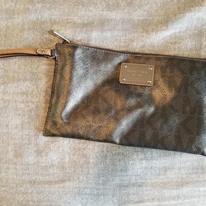 Michael Kors Fulton Large Signature Wristlet